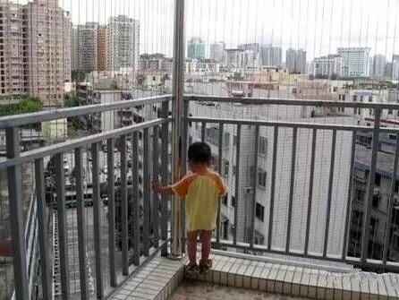 封閉陽(yáng)臺(tái)欄桿高度多高?封閉陽(yáng)臺(tái)欄桿裝修設(shè)計(jì)規(guī)格尺寸